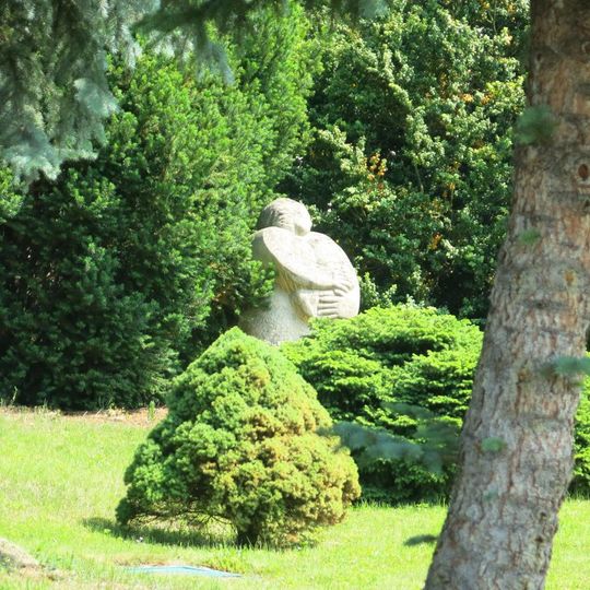 Kamenná plastika Matka Země v zahradě zdravotního střediska v Radonicích