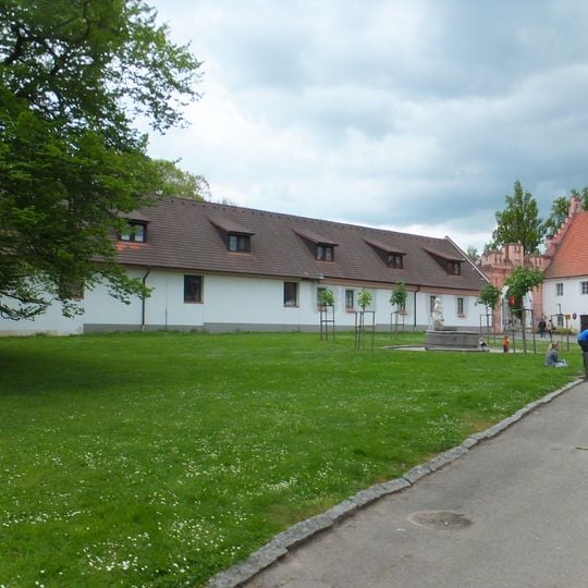 Předdvoří zámku Vrchotovy Janovice