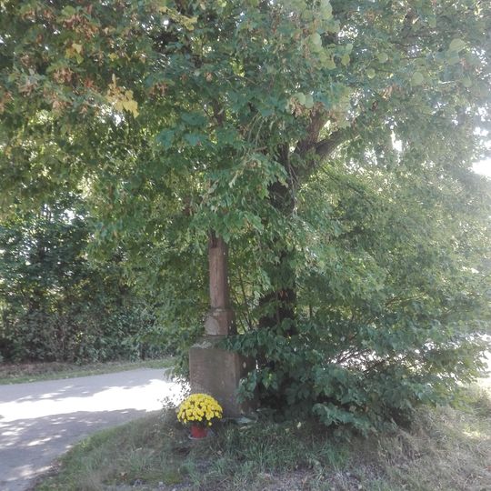 1 Linde mit Steinkreuz