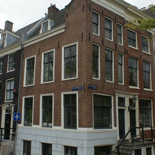 Huis met gevel onder rechte klossenlijst