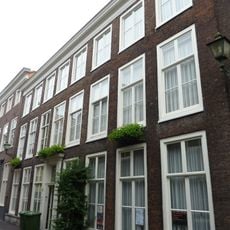 Pand met gevel ter breedte van acht traveeën, fraaie deuromlijsting