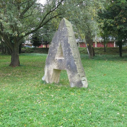 Kamenná plastika No comment v Pietním parku v Litvínově