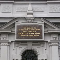 Pamětní deska Josefa Zítka na domě Janáčkovo nábřeží 157/53 na Malé Straně