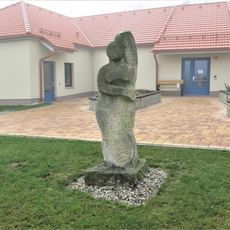 Socha před školkou v Dolním Slivně