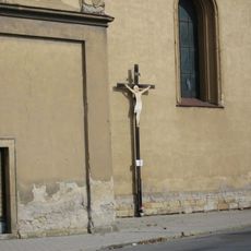 Kříž u kostela svaté Markéty na náměstí v Městci Králové