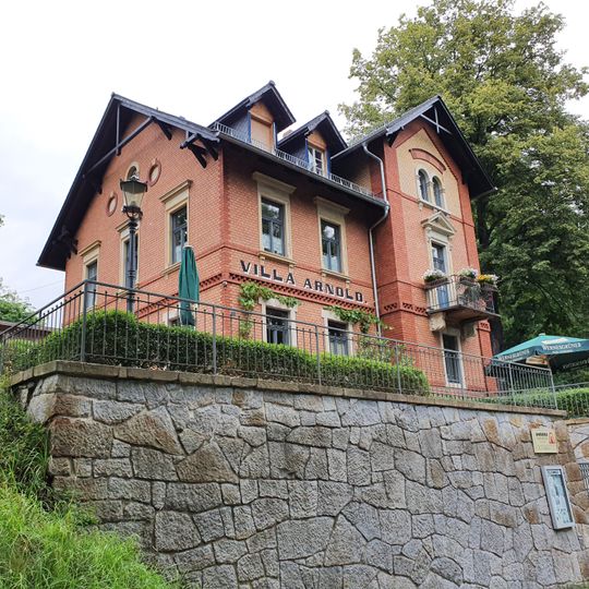 Villa Arnold mit hoher Stützmauer Horkaer Weg 1