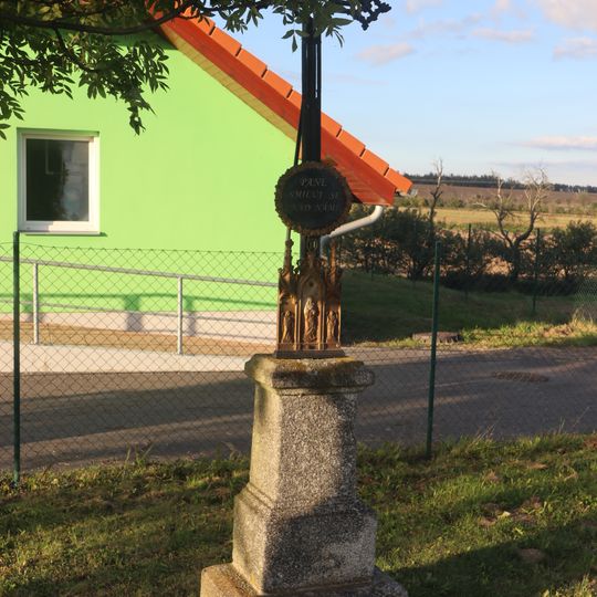 Kříž u silnice východně od Třebenic