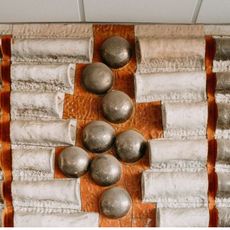 Keramický reliéf v zákaznickom centre