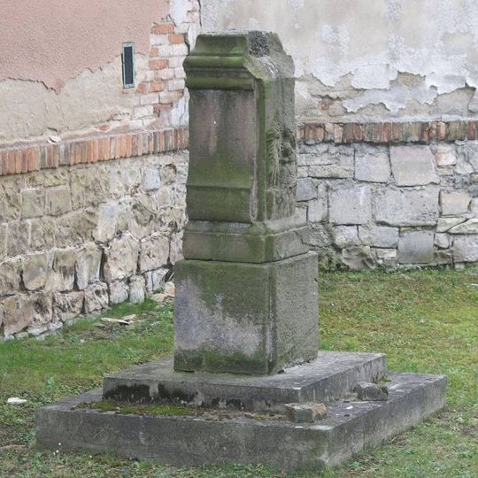 Podstavec vylomeného kříže za kostelem Matky Boží v Lounech