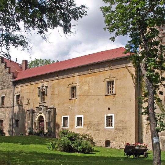 Wasserschloss Döbschütz; Wasserschloss mit allen Bestandteilen, d. h. Brunnenhaus, Wassergraben mit zwei Bruchstein-Bogenbrücken Döbschütz 59