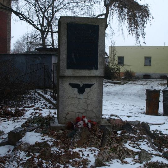 Pomník železničářů u nádraží v Jaroměři