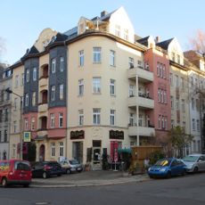 Mietshaus in geschlossener Bebauung in Ecklage teilweise mit Vorgarten Franz-Mehring-Straße 10