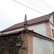 Kříž na zdi v Olešovicích