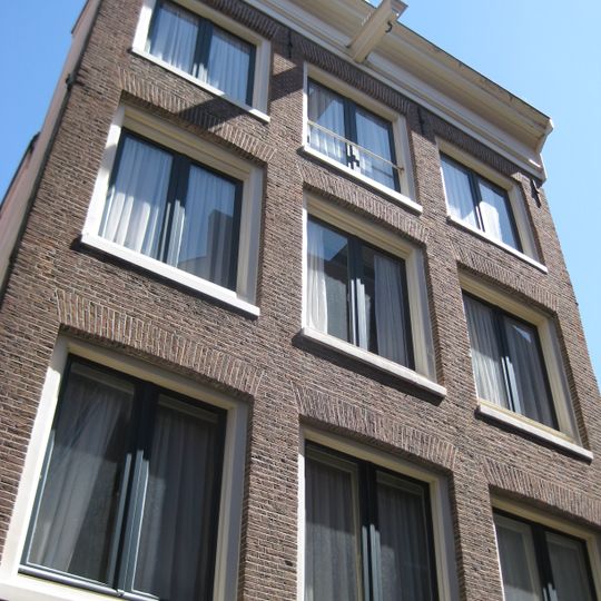 Pand met gevel onder rechte lijst