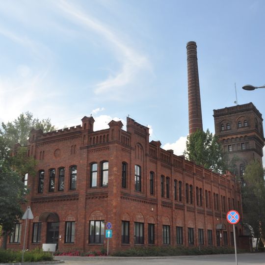 Budynek biurowy k. wieży ciśnień
