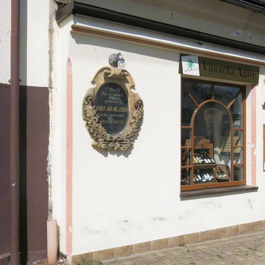 Pamětní deska Hynka J.Mejsnara na domě Dolení 291 v Jilemnici