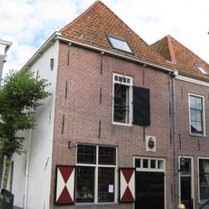 Huis met verdieping en schilddak