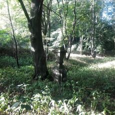 Památník severovýchodně od Plas