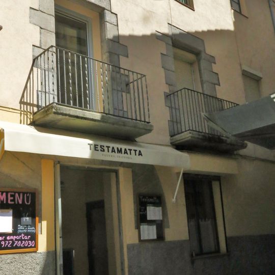 Obertures d'una casa de la plaça Dama