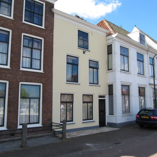 Huis dat vroeger een topgevel moet hebben gehad