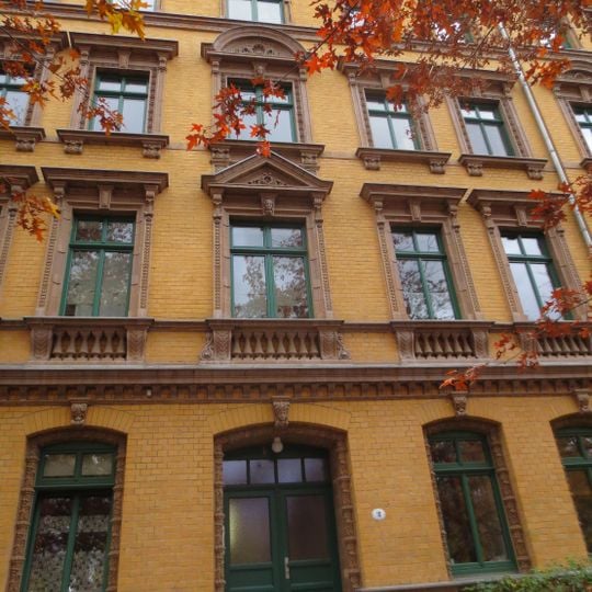 Mietshaus in geschlossener Bebauung mit Vorgarten Josephinenplatz 2