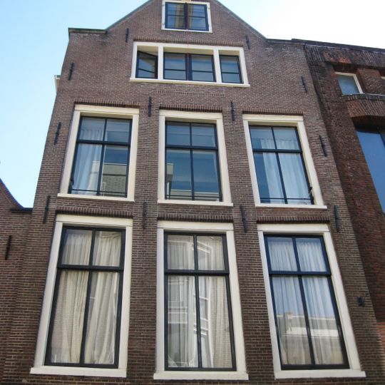 Pand met in de kern 17e-eeuwse pilastergevel