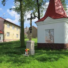 Kříž u kaple v Biskoupkách