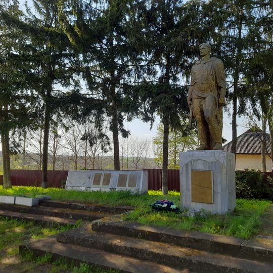 Monument la mormântul a 16 ostași căzuți în 1941 și în memoria a 46 consăteni căzuți în război