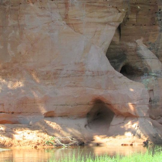 Bezdelīgu klintis un alas