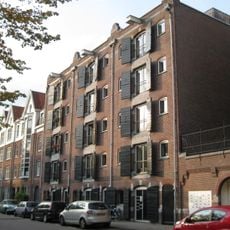 Drie geschakelde voormalige pakhuizen, genaamd 'Deli', 'Langkat' en 'serdang'