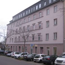 Wohnhausanlage (mit vier Hausnummern, Hans-Sachs-Straße 25-29 bauliche Einheit mit Bernhardstraße 20) in geschlossener Bebauung, in Ecklage Hans-Sachs-Straße 25; 27; 29