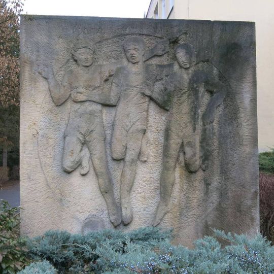 Kamenná plastika u školy Anežky České v Krásném Březně