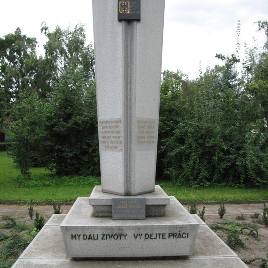 Pomník padlým na návsi ve Slatině