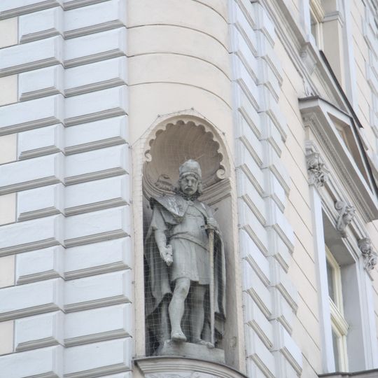 Socha Jiřího z Poděbrad na rohu domu Nitranská 988/19