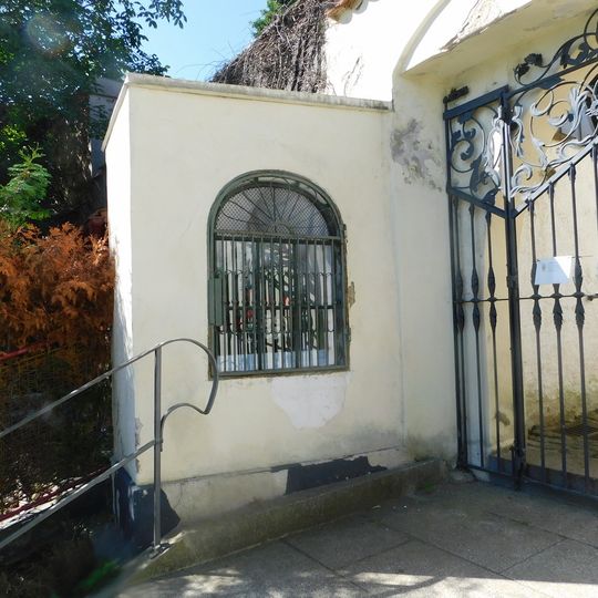 Výklenková kaplička u vstupu na hřbitov u Nejsvětější Trojice v Třebíči