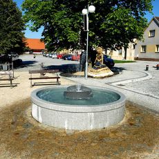 Kruhová kašna na náměstí ve Spáleném Poříčí