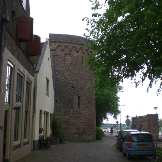 Gerestaureerde 14e-eeuwse halfronde toren