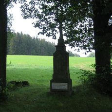 Pamětní kříž západně od Bystré u silnice na Ohnišťany