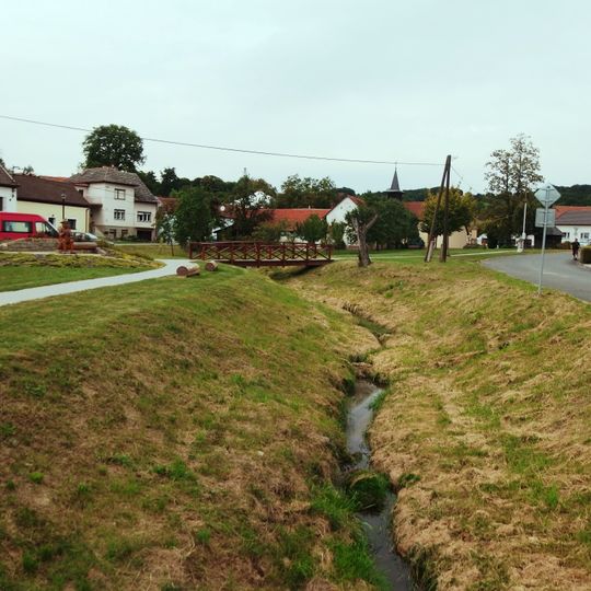 Lávka přes Holomňu v Dobrkovicích v parku