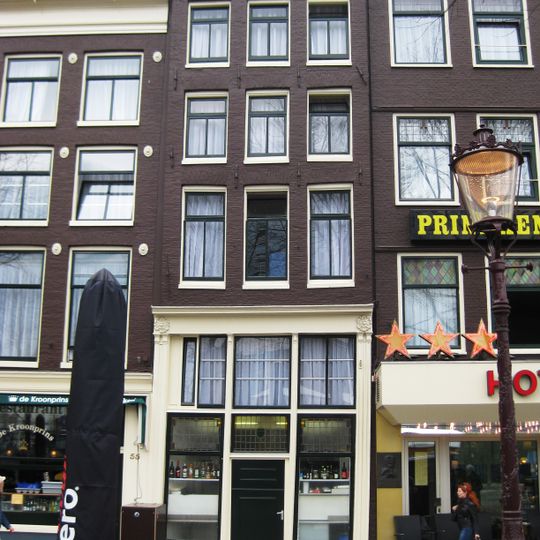 Pand met gevel onder rechte lijst