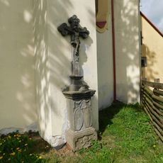 Kříž u kostela v Bochově