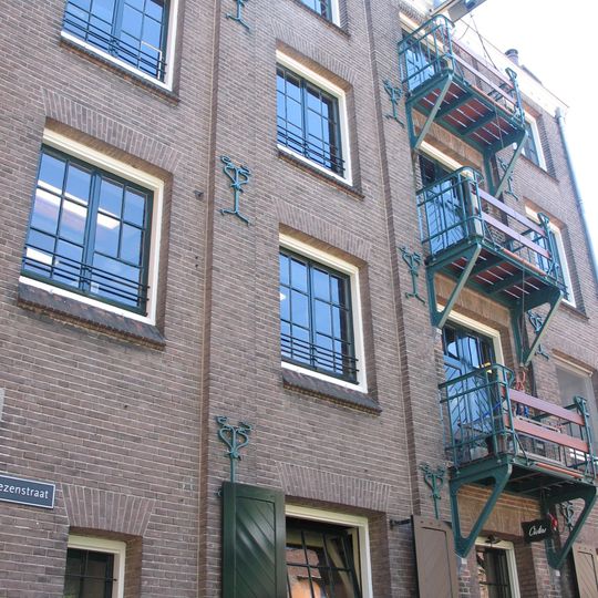 Voormalig pakhuis, thans café verheyden