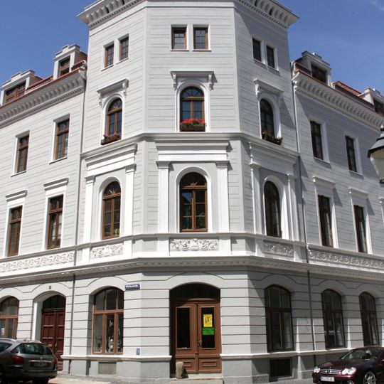 Wohnhaus in geschlossener Bebauung, Eckhaus Bäckerstraße 4