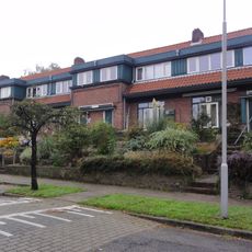 Rijtje van zes middenstandswoningen