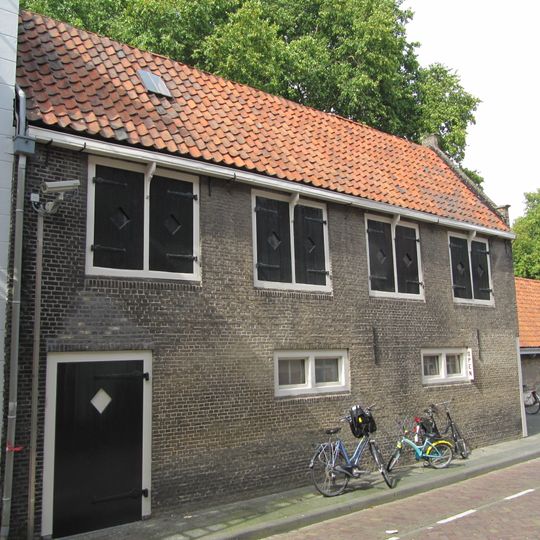 Pakhuisje onder zadeldak tussen topgevels