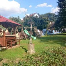 Kříž na návsi v Chabrovicích