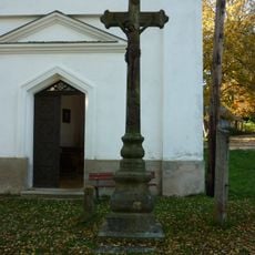 Kříž u kostela svatého Linharta ve Stoječíně