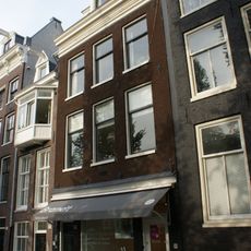 Pand met gevel onder lijst en dak