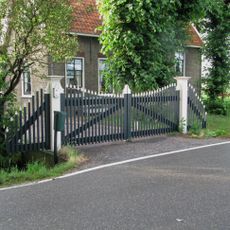 Oostveenseweg 7: houten hek dat de toegang vormt naar het erf van het boerderijcomplex
