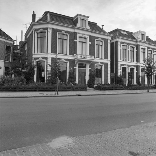 Blokvormig pand van twee bouwlagen op hardstenen plint